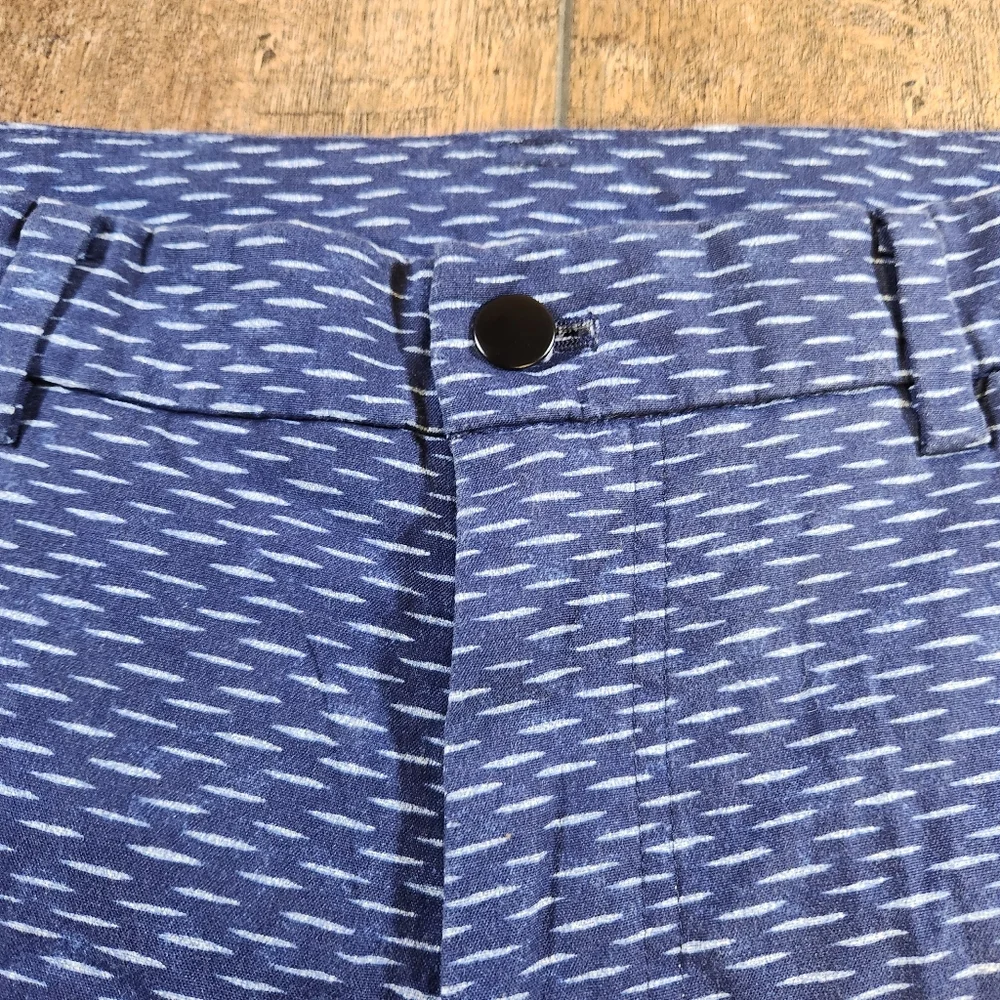 Lululemon Mens Size 38 Blue White Patterned Performance Chino Shorts Golf Casual